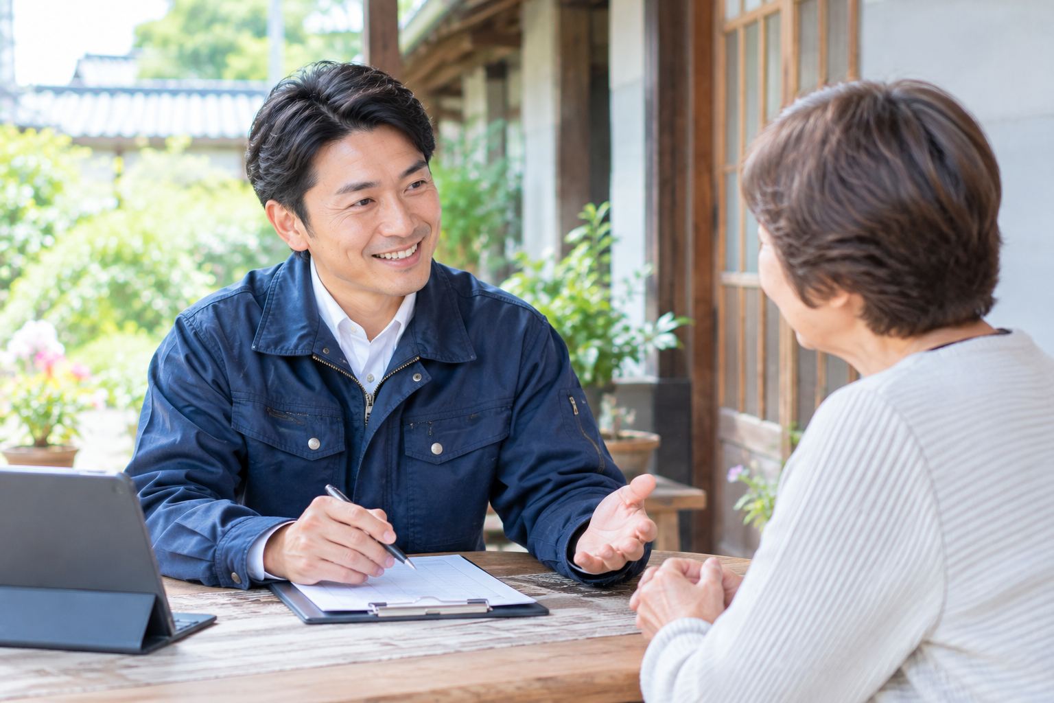 お客様の話を聞きながらメモを取る様子